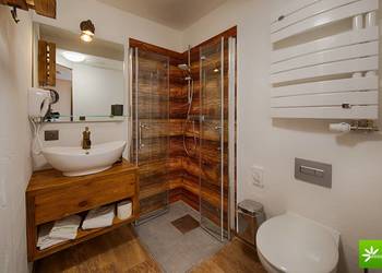 Piękna szafka pod umywalkę ze starego drewna - Alldeco
