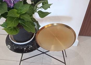 Piękny, nowoczesny stolik kawowy – marmur  i złoto, design premium