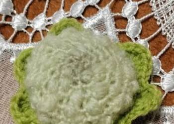 Maskotka kalafior na szydełku