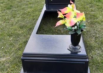 Plastikowy nagrobek pojedynczy z tablicą stojącą.