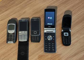 Kolekcjonerski zestaw telefonów komórkowych.