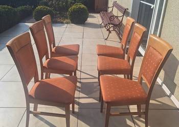 Sześć drewnianych krzeseł w stanie bardzo dobrym