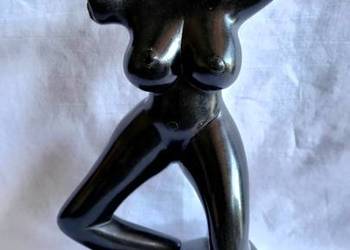 Tors kobieta rzeźba z kamienia