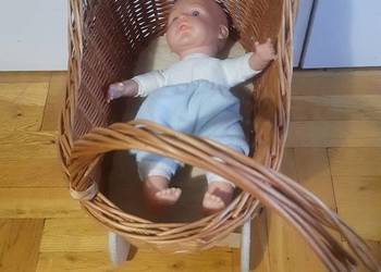 Wiklinowy wózek dla lalek.