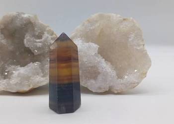 Piękny naturalny tęczowy fluoryt kryształ stojący stożek 56mm #61