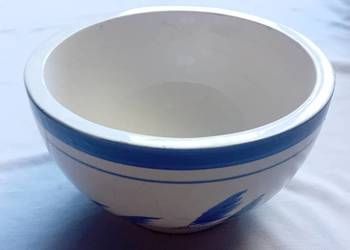 Ceramiczna doniczka w stylu Delft, druga połowa XX w. Ręcznie malowana.