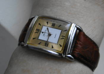 Elegancki zegarek na skórzanym pasku sprawny