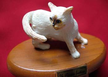 Kot - kotek syjamski na podstawce - figurka - 5,5 x 10 x 6,5 cm