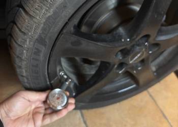 Sprzedam analogowy manometr do pomiaru ciśnienia w oponach sprawdzony