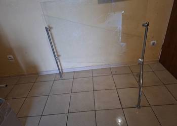 Szklana przesłona na lade sprzedażowe. Ochrona przed infekcjami.