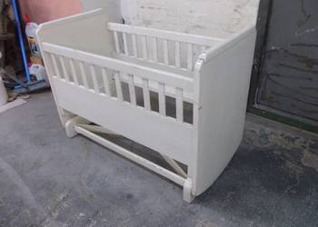 Stara drewniana kołyska łóżeczka dziecięce