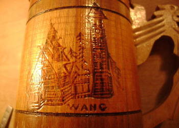 Starocie z PRL Birofilistyka Kufel drewniany z kościółkiem Wang w Karpaczu