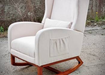 Fotel bujany beżowy , drewniane płozy , 2 kieszenie boczne , wysuwany podnó