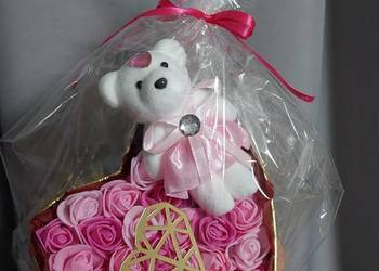 Boks wypełniony różyczkami i misiem.Gotowy prezent  do wreczenia