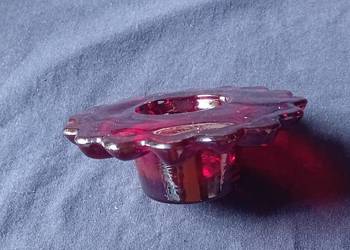 Rubinowy świecznik w formie kwiatu, szkło barwione w masie. Rubinowy świecznik w formie kwiatu, szkło barwione w masie.