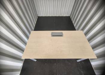 Biurko Kinnarps, 160x80, regulacja wysokosci, kolor brzoza, przepust