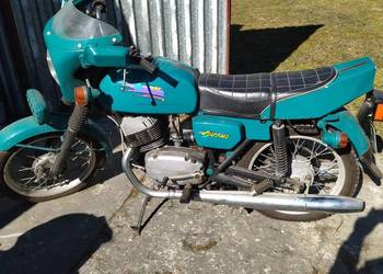 Jawa CZ350 z Dokumentami na białej tablicy