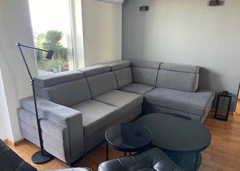 Elegancka sofa wypoczynkowa rozkładana szara
