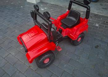 Czerwony jeep auto na pedały