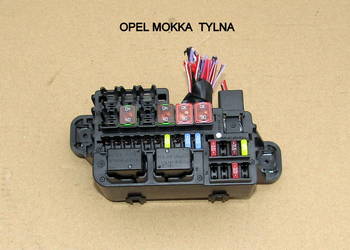 SKRZYNKA BEZPIECZNIKÓW TYLNA OPEL MOKKA I, 826166