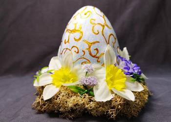 Stroik wielkanocny – eleganckie jajko z kwiatową kompozycją