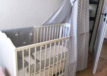 Łóżeczko niemowlęce z Ikei z materacem, prześcieradłem, baldachimem