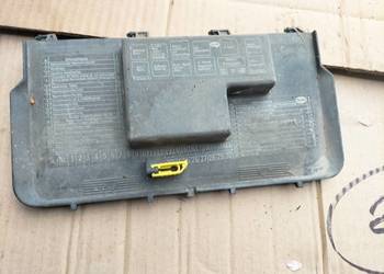 AUDI 80B3 893941801 OSŁONA UCHWYT  SKRZYNKI BEZPIECZNIKÓW PRZEKAŹNIKÓW