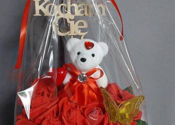 Kompozycja kwiatowa w ozdobnym pudełku torebce