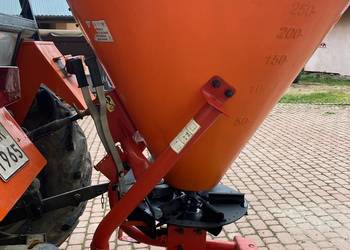 Rozsiewacz do nawozów lejek 350l