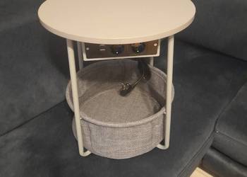 Stolik z gniazdkiem I gazetnikiem