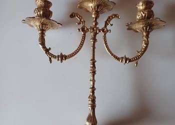 Piękny świecznik mosiężny.