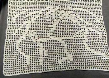 POCAŁUNEK Ozdoba szydełkowa ok. 64 x 49 cm