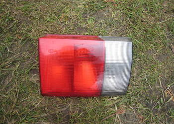 Lampa tylna lewa w klapę Audi 80 B4 sedan 90-94
