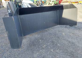 Pług, spychacz śniegu do sztucznych nawierzchni (boisk, kortów, itp.)