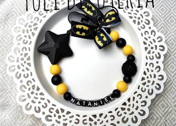Zawieszka do smoczka z imieniem dziecka tasiemka batman