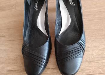 CZÓŁENKA czarne na obcasie BRADO, skóra, półbuty buty pełne