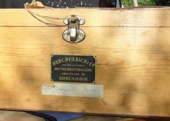 Stary kompas angielski w skrzynce