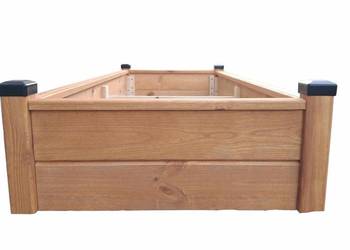 Obudowa nagrobna z zabezpieczeniem słupków narożnych.