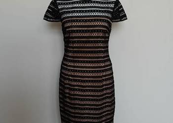 Forever Unique — Czarna koronkowa sukienka midi z falbaną XL (pasuje M–L)