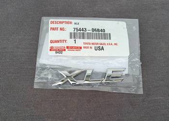 75443-06B40 emblemat napis XLE klapy bagażnika Toyota Camry / Sienna