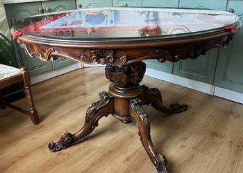 Okrągły stół w starym stylu