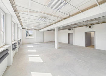 Biuro 85,3 m² z windą i parkingiem – Rybnik