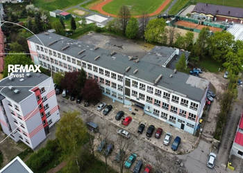 Parter budynku usługowego
