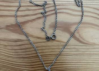 Wisiorek z zielonego agatu na srebrnym łańcuszku