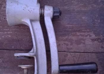 Na zdjęciu przedstawiony jest zabytkowy, ręczny młynek do maku lub pieprzu.