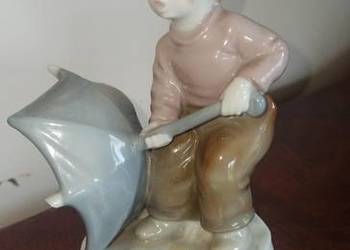 Figurka chłopca z parasolem.  Syg. Import i nr 646- wycisk w