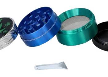 Kolorowy Grinder Crusher Młynek do Tytoniu z Liściem Konopi 4-Częściowy