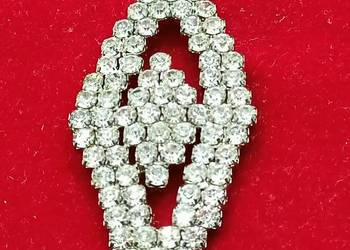 Broszka błyszcząca pięknymi ,,diamencikami