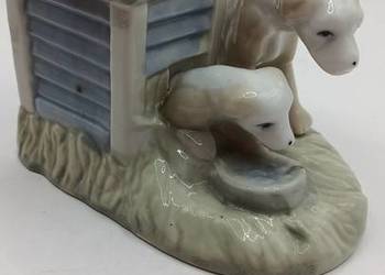 Figurka dekoracyjna pary psów przy budzie