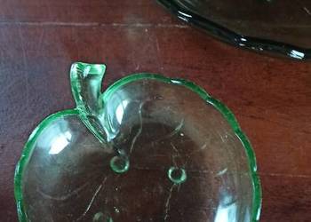 Miseczka,  owocarka. Uranowe szkło. W kształcie liścia. Miseczka,  owocarka. Uranowe szkło. W kształcie liścia.